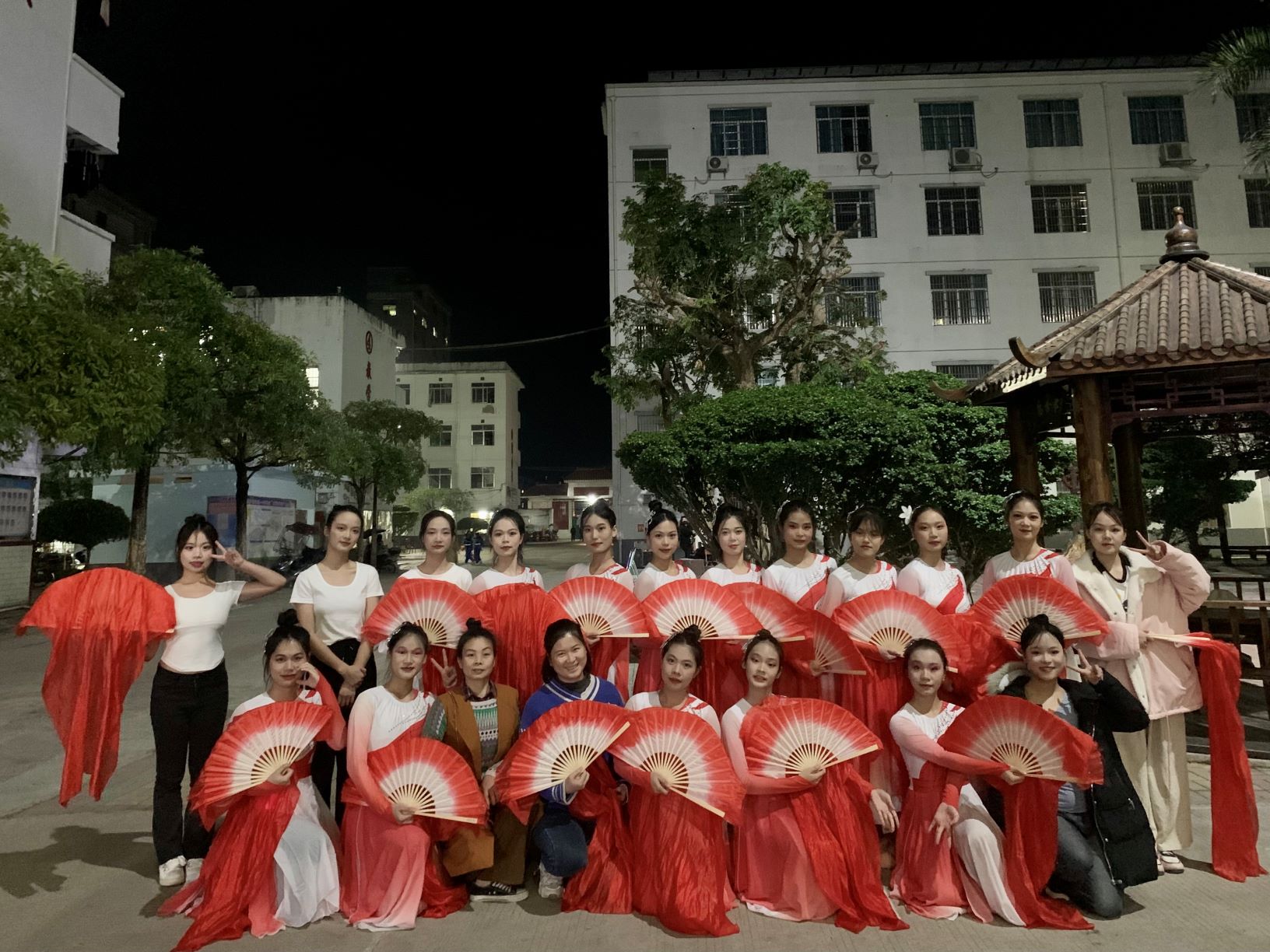 千亿体育app下载(中国)官方网站到木乐一中绘画展示、参与晚会表演