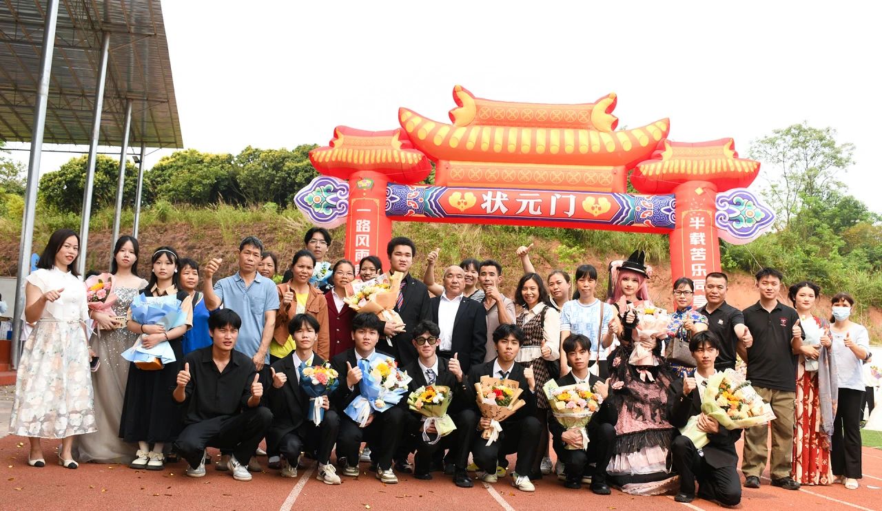 实现报效祖国的远大理想和抱负，我校隆重举行“十八而至正青春，挺膺奋进新征程”——2024届成人典礼仪式 丨 千亿体育app下载(中国)官方网站