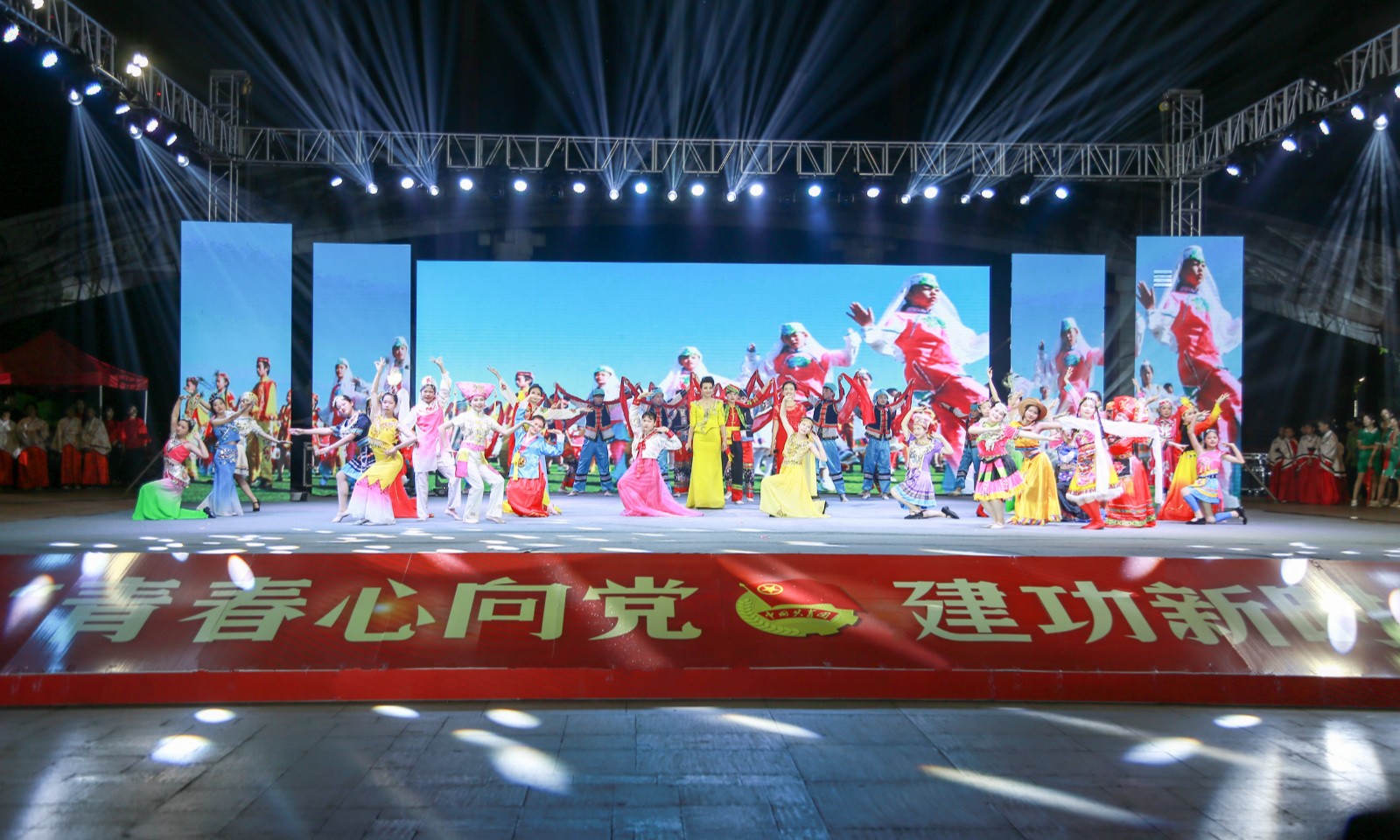 千亿体育app下载(中国)官方网站参与2019年纪念五四运动100周年主题颁奖晚会表演